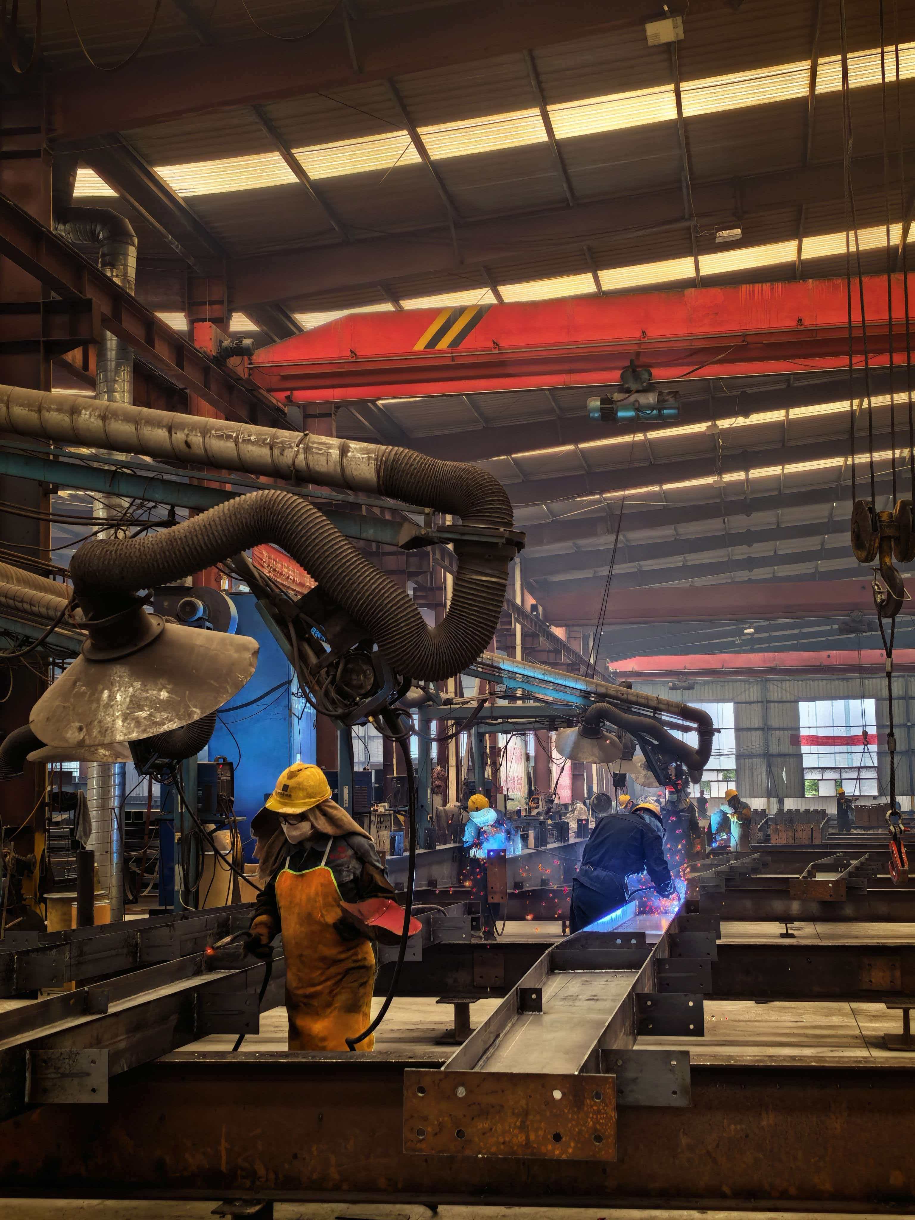Steel structure fabrication workshop with active welding stations